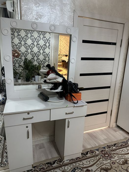 Тумбочка с зеркалом