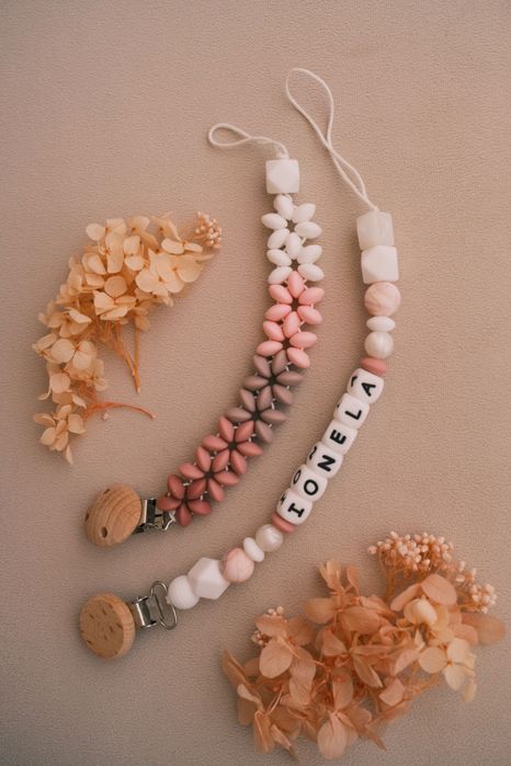 Lănțișoare pentru Suzete Personalizate – Cadouri Unice pentru Bebeluși