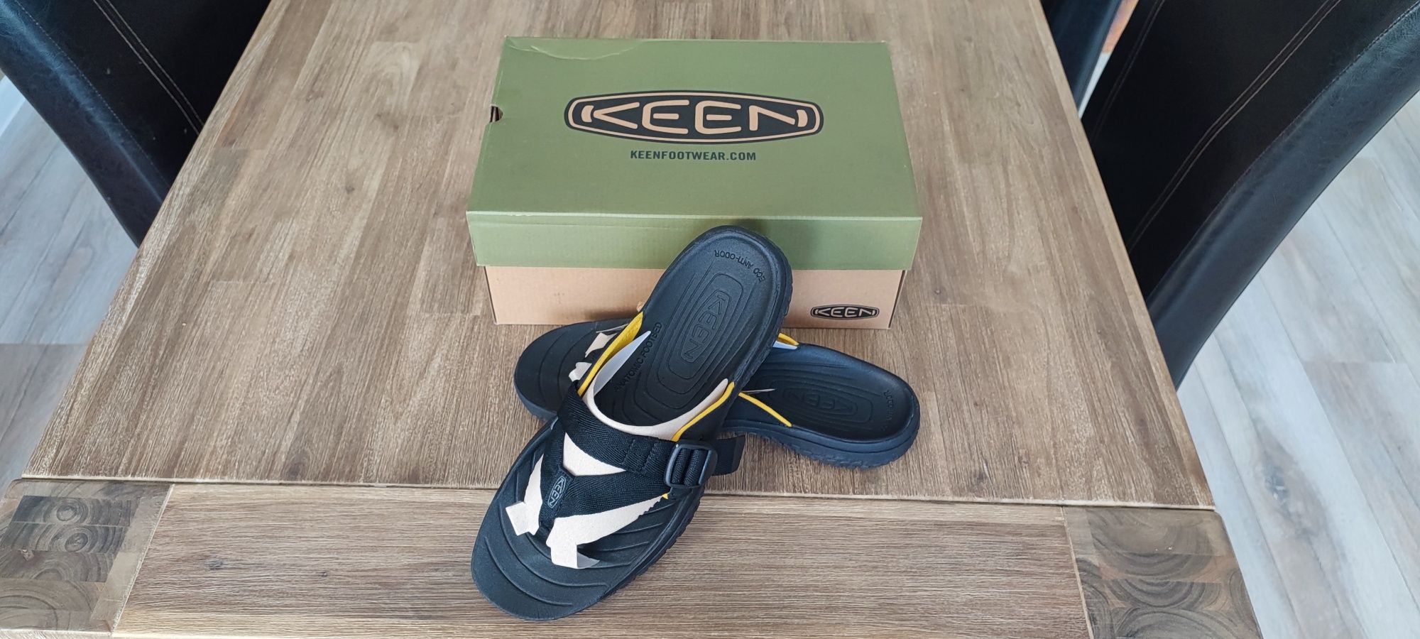 нови KEEN Solr Toe Post размер 47