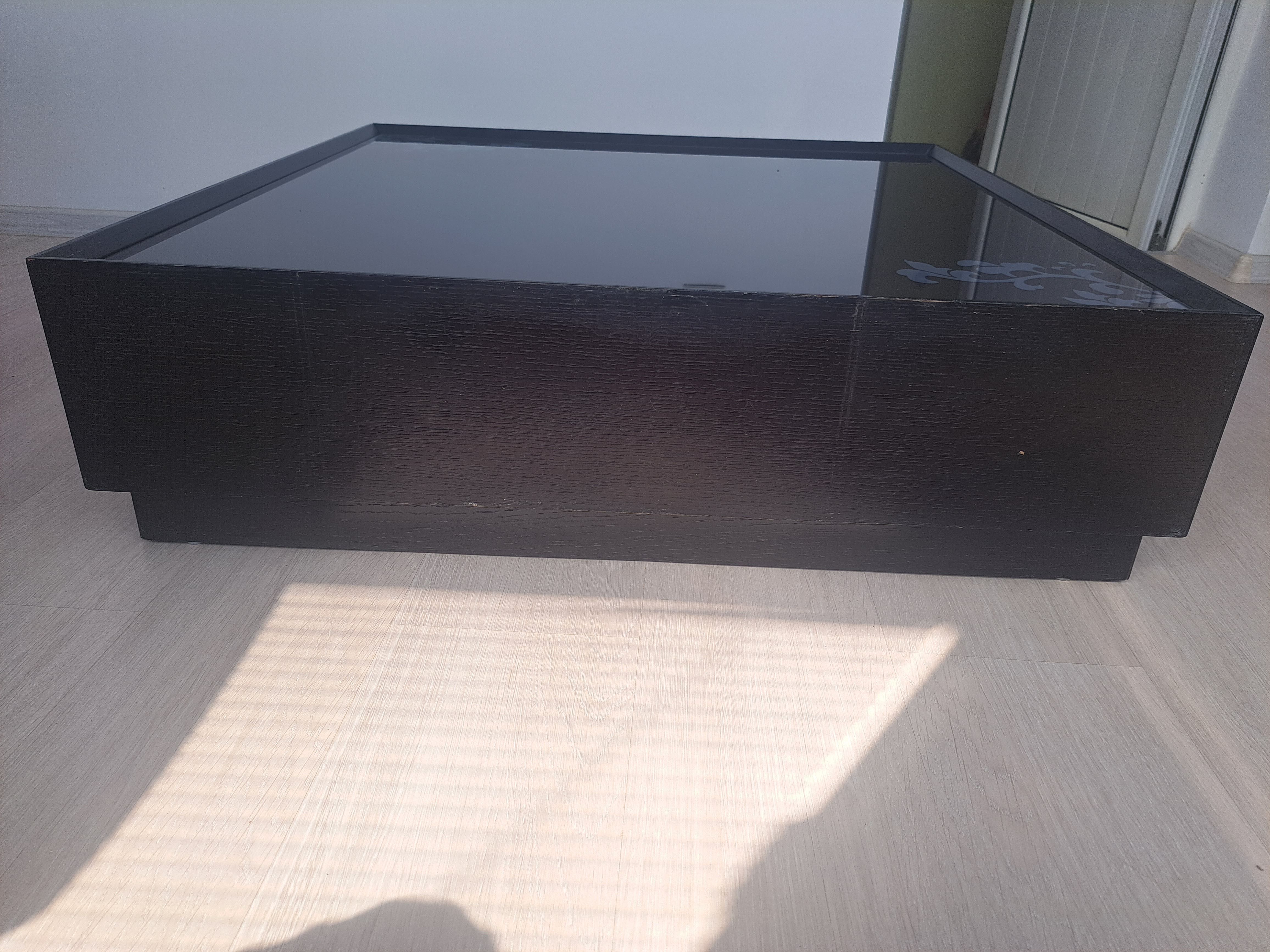 Холна маса със стъклен плот и 4бр. чекмеджета