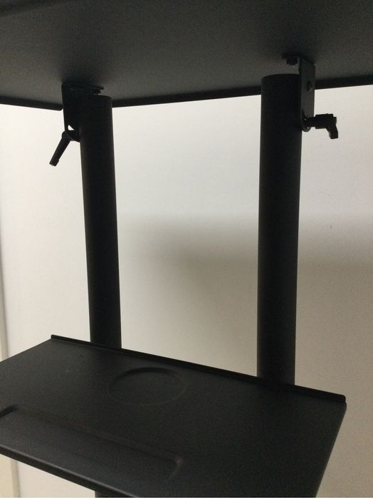 Vand masa mobila de metal pentru laptop sau tv sau altceva