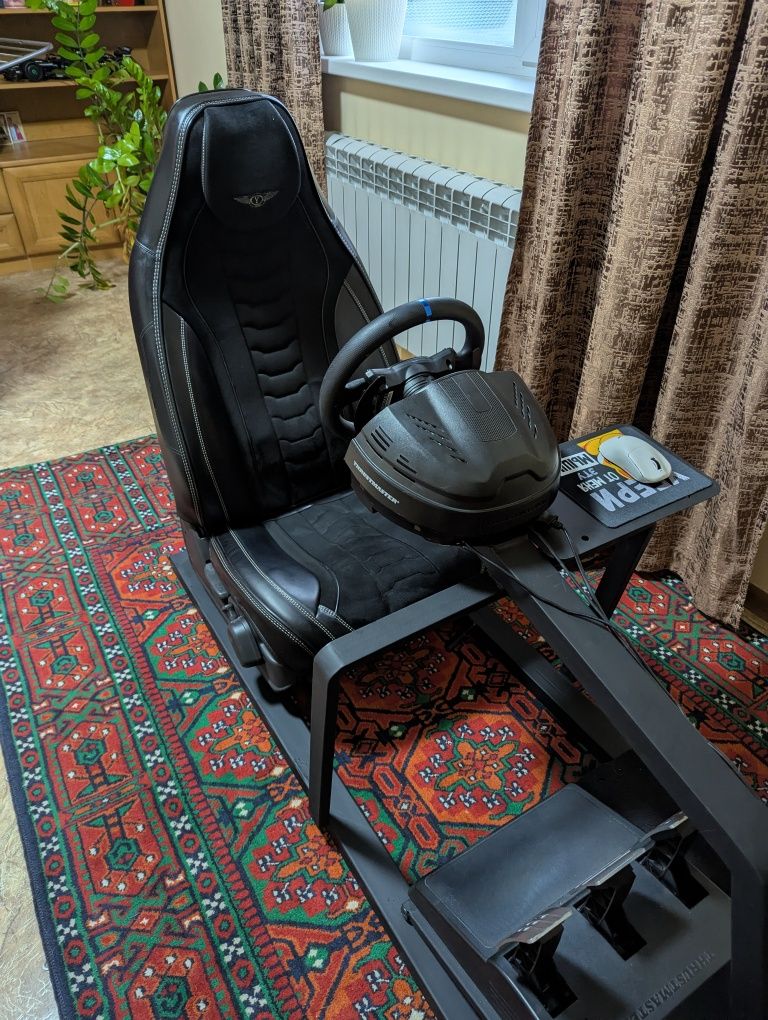 Thrustmaster T300 RS GT Edition вместе с копитом