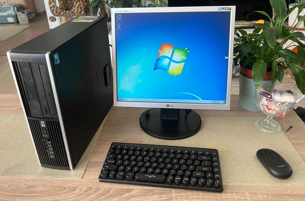 Sistem PC cu monitor Intel E8400, SSD de 120 Gb, LCD 17 inchi