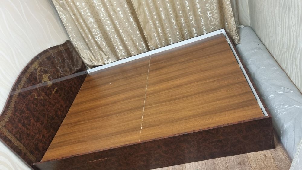 Кровать 2 спальная в отличном состоянии 2×1.8