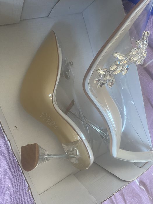 Pantofi cu toc transparenti cu pietre