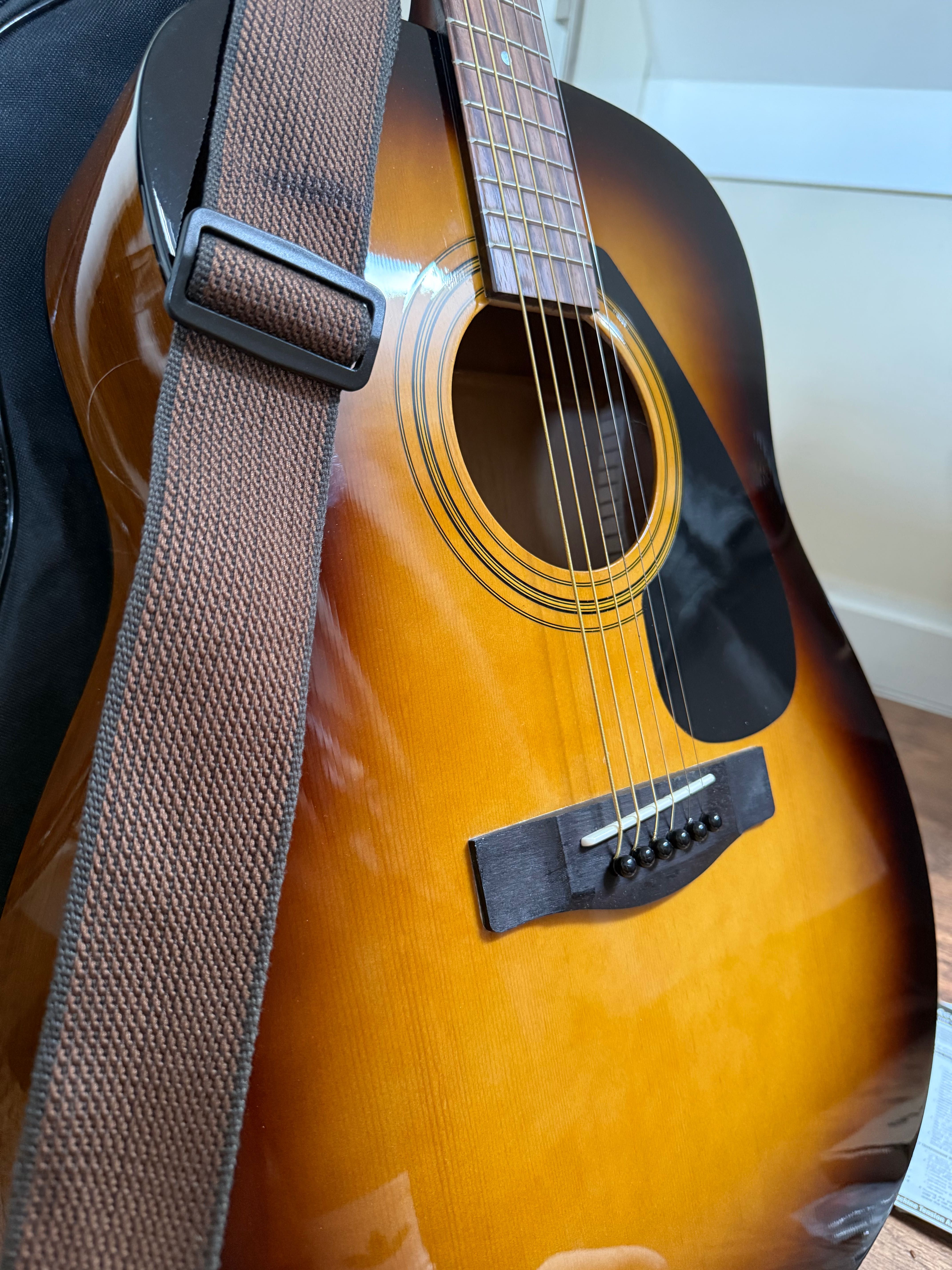 Китара Yamaha F310 с аксесоари