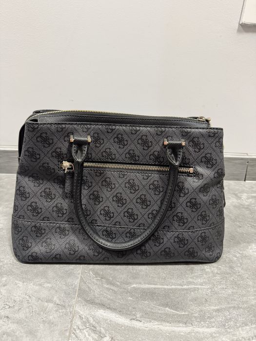 Черна чанта на Guess