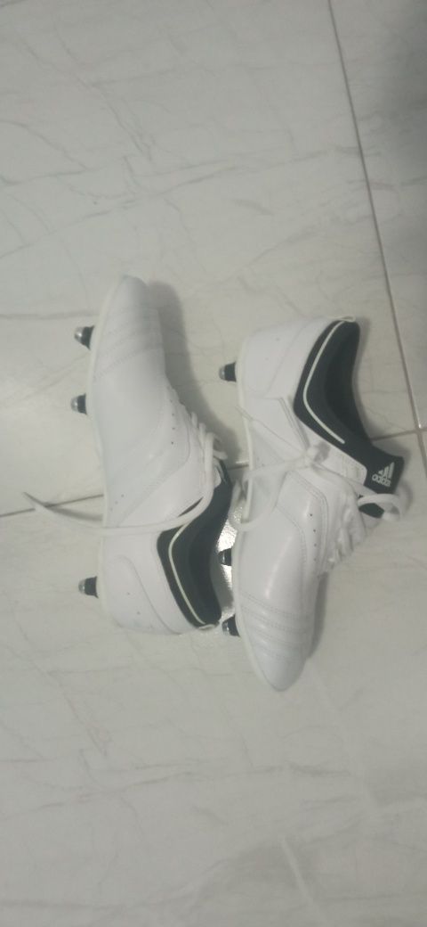 Нови футболни бутонки Adidas