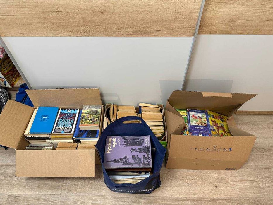 Книги от всякакъв жанр, учебници, детски книжки (4 кашона)