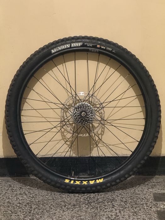 Шина с главина касета диск и гума