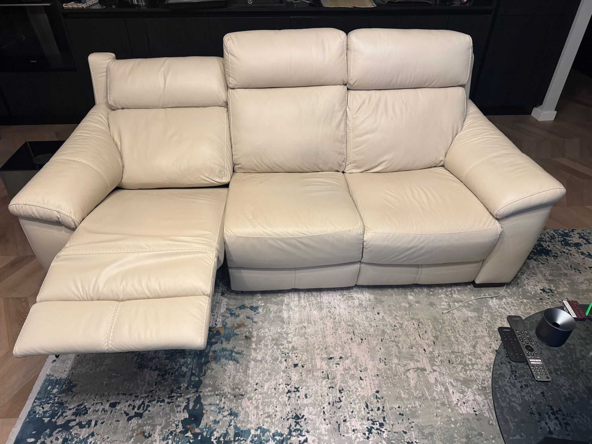 Canapea de piele, de trei locuri cu recliner electric