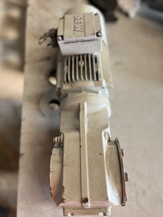 Motor electric cu reductor de 0,55 kw