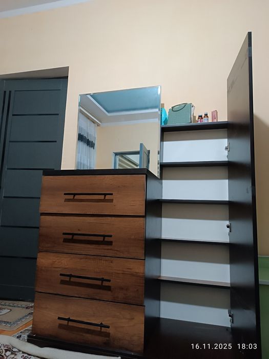 Спальня гарнитура мебель сотилади.