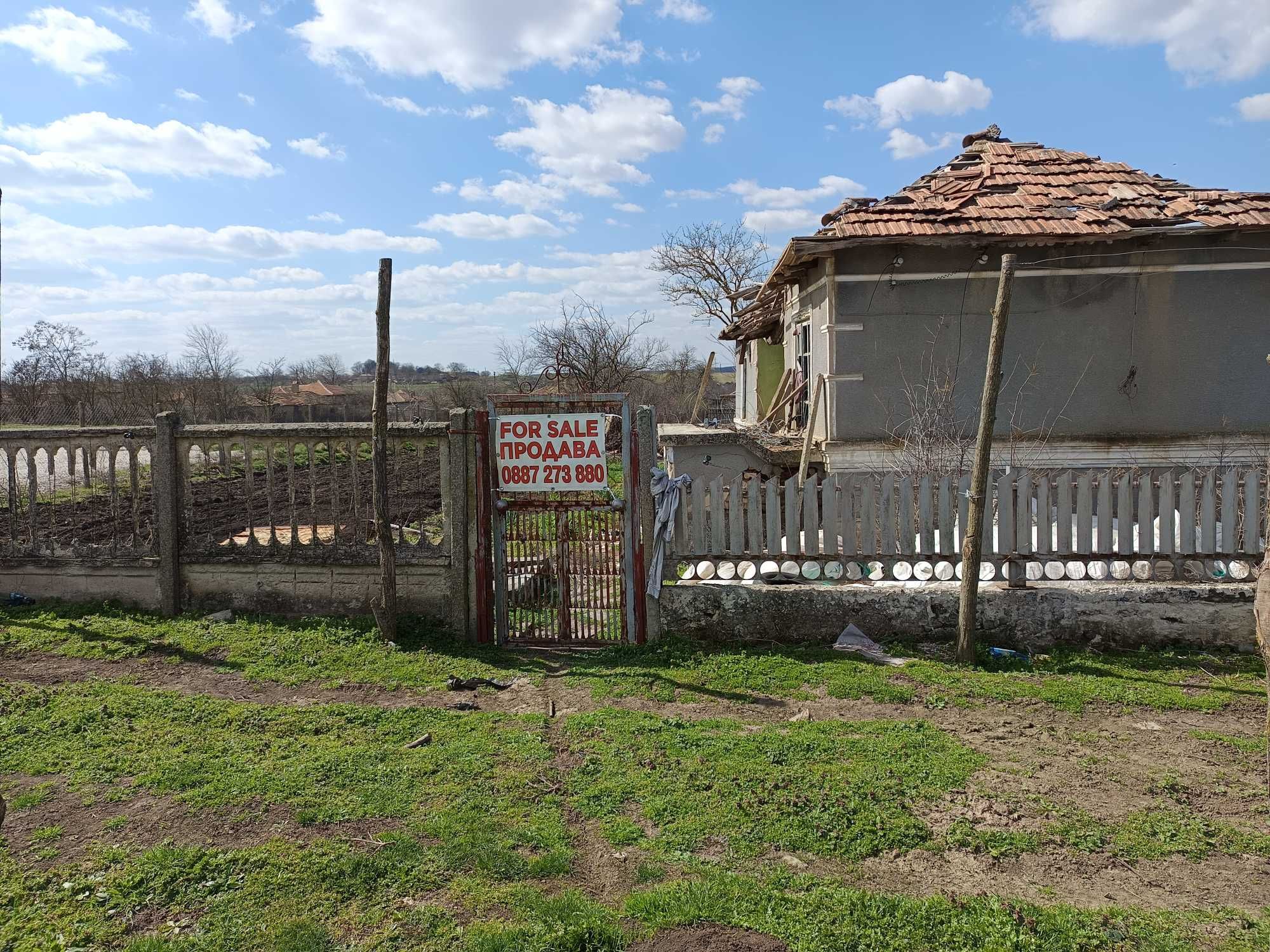 Голям двор с полу съборена къща в село Свобода, област Добрич