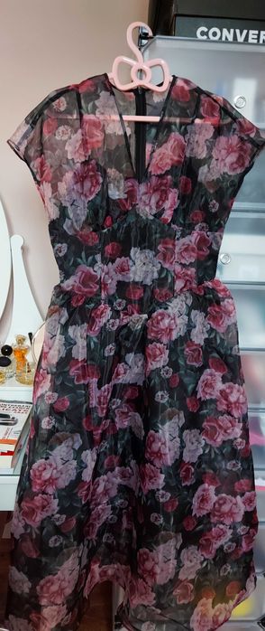 Rochie midi cu motive florale, nouă cu etichetă.