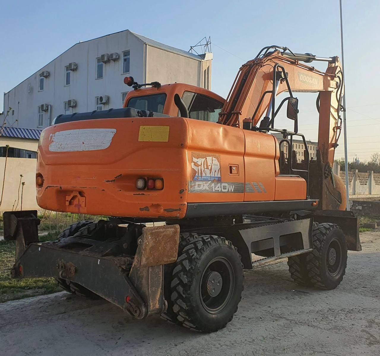 Колёсный экскаватор 
DOOSAN 2019 йил 
ковш- 0.6m3 
7800 моточас 

100