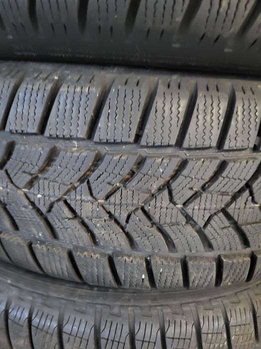 2 бр зимни 225/65/17 Dunlop