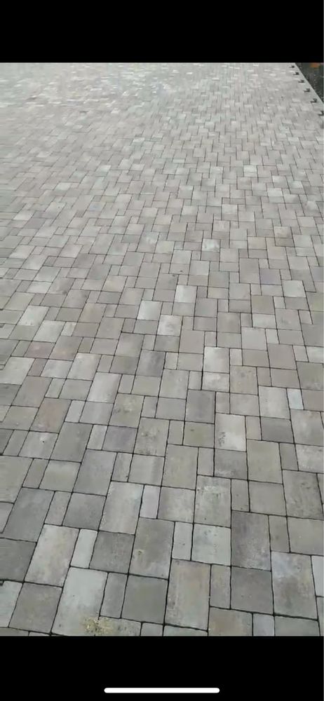 Нареждам тротоарни плочи