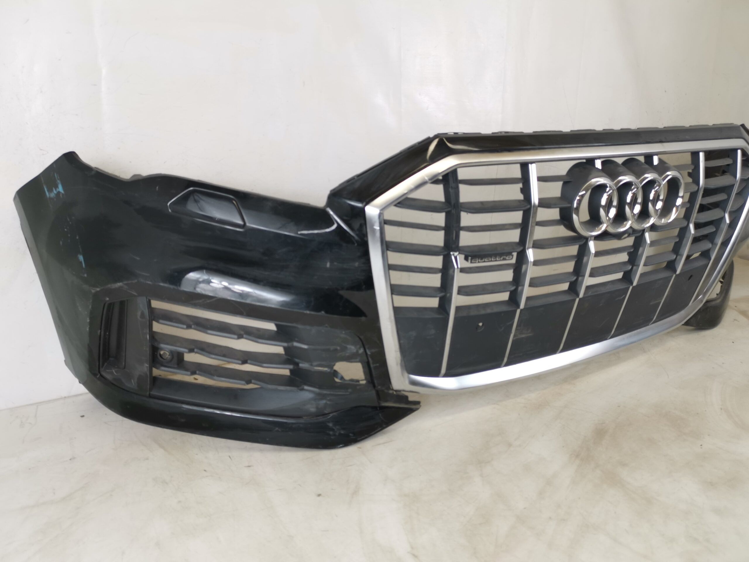 Предна броня с централна решетка Ауди Q7 4M / Audi Q7 4M Оригинална и