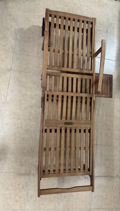 Дървен сгъваем шезлонг с масичка