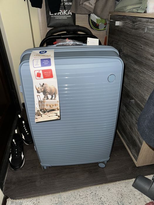 Продам новый чемодан