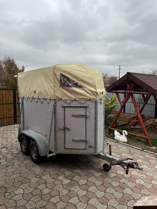 Vând remorcă transport animale - 2 tone