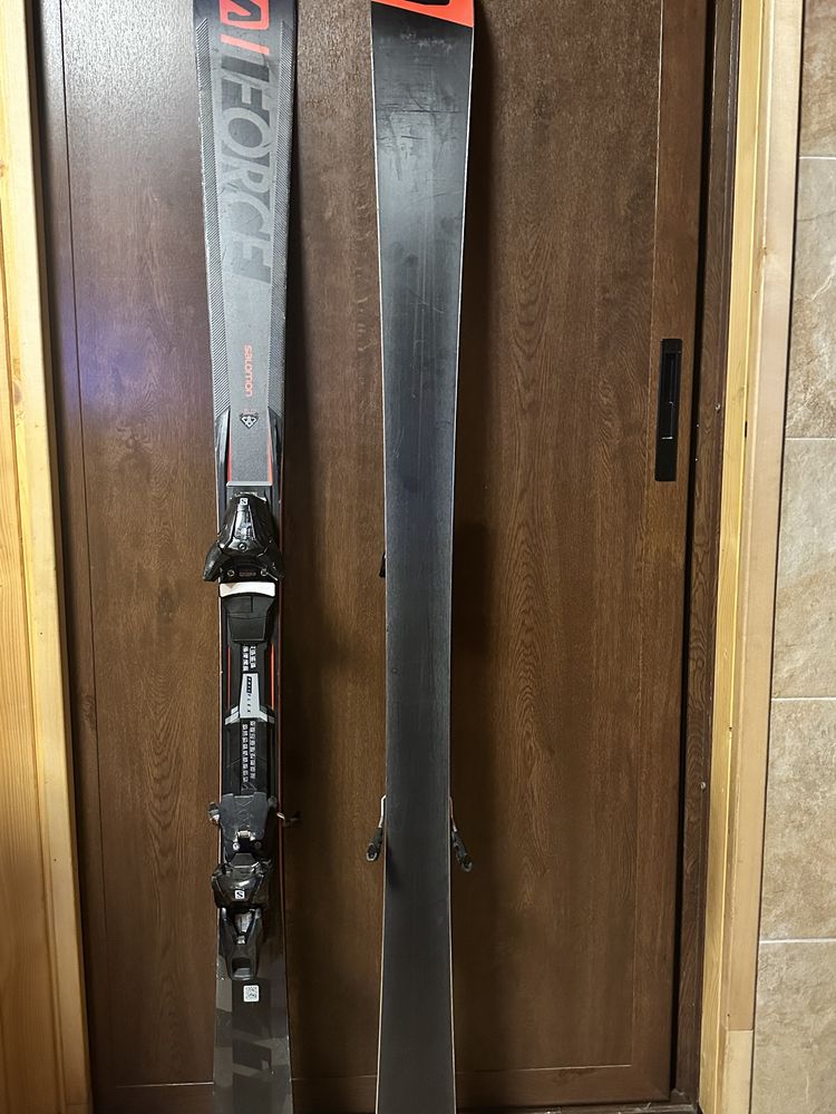 Продавам ски висок клас.