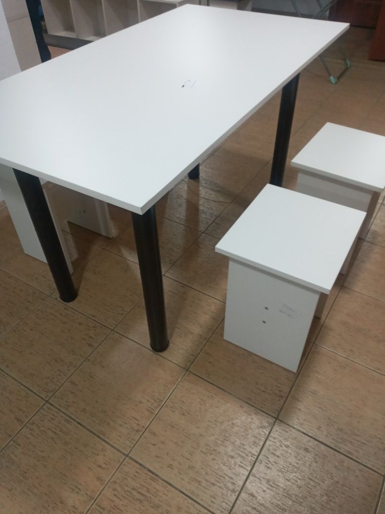 Продаю стол и табуретки