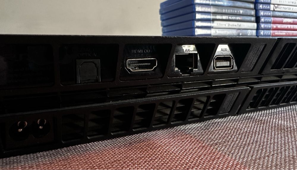 PS4 CUH-1003A + 22 игри + 2 контролера в перфектно състояние!