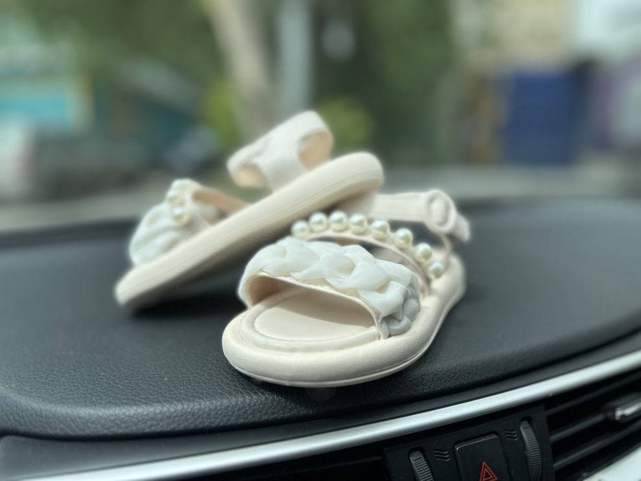 Продам НОВЫЕ босоножки для девочки