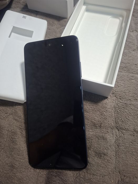 Продавам чисто нов телефон