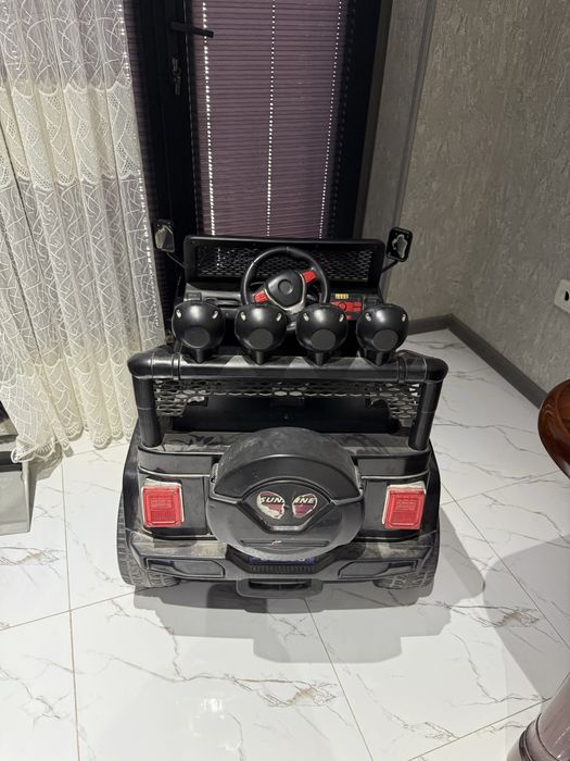 Bolalar moshinchasi sotiladi