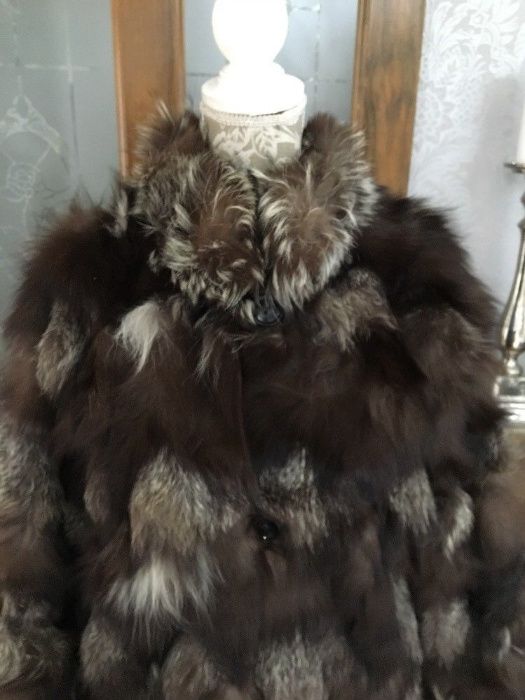 RAFINAMENT !Splendida si ampla ,haina din blana de vulpe.
