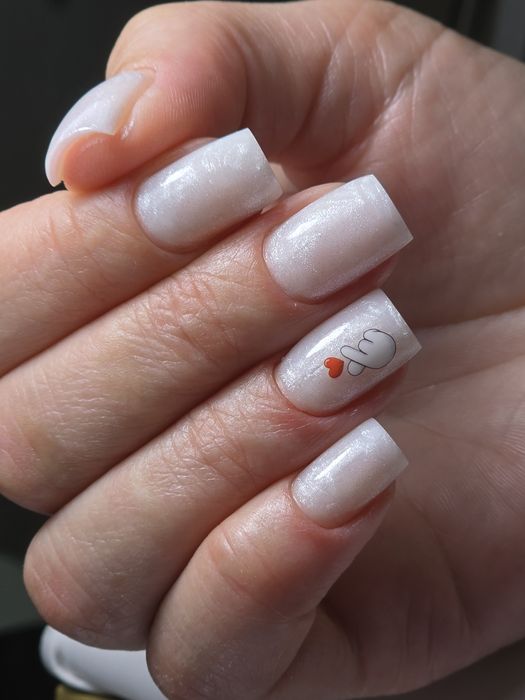 Realizez unghii cu gel