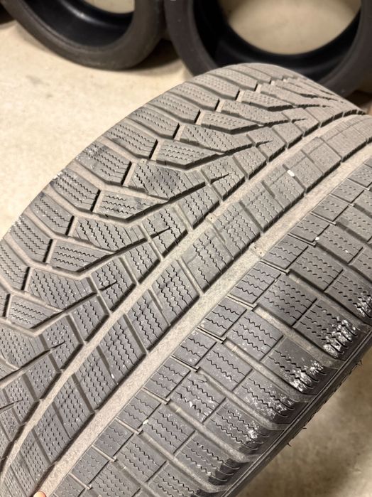 Vând 2 Anvelope de iarna Hankook 295 35 23 Winter I cept Evo2 SUV 108W