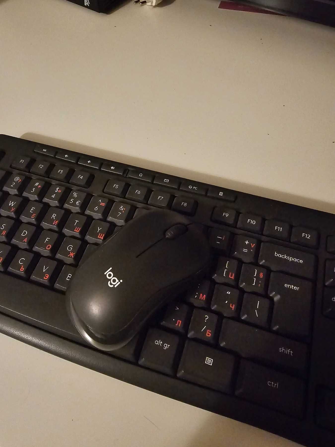 Комплект безжична клавиатура с мишка Logitech MK295 (тихи)