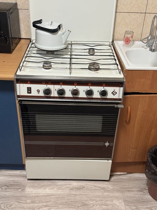 Срочно продам газовую плиту.