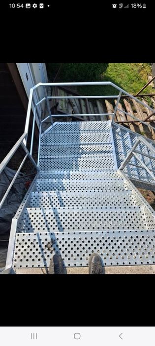 Scara metalica la comanda