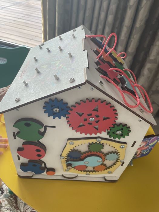 Бизиборд Домик развивающий