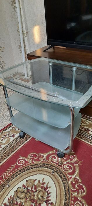Столик стеклянный.