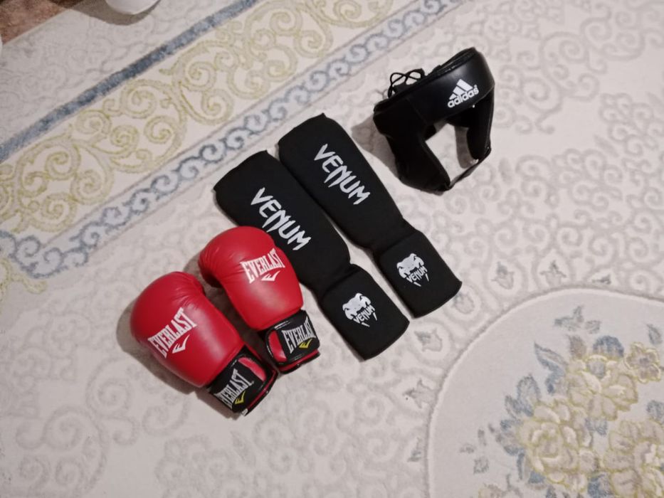 Продам перчатки наколенники шлем в новом состояний