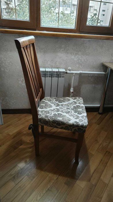 продается деревянный Стол и стулья