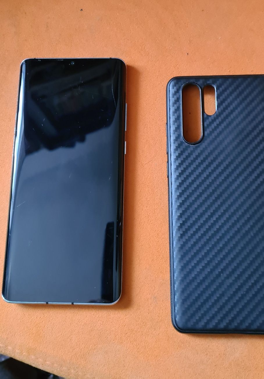 Telefon Huawei P30 Pro cu spate fisurat