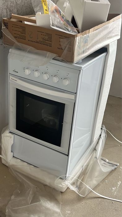 Плита новая с 4 конфорками с духовкой