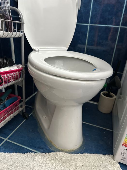 Vas WC cu capac si Rezervor pe colt.