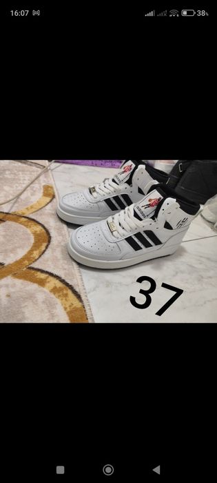 Adidași de vânzare