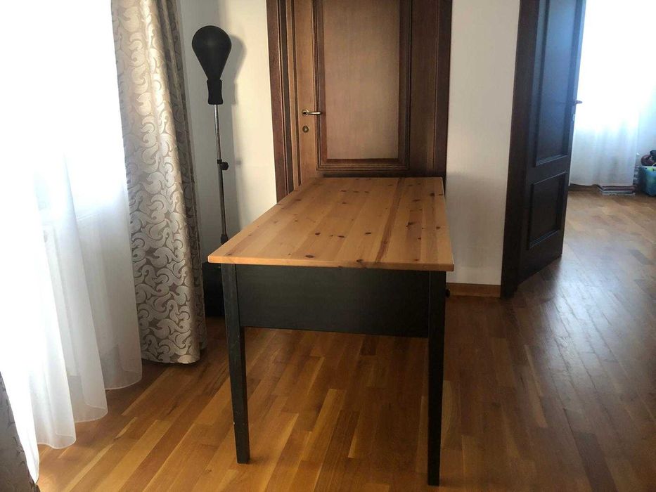 Birou bej din lemn masiv IKEA. elegant cu doua sertare