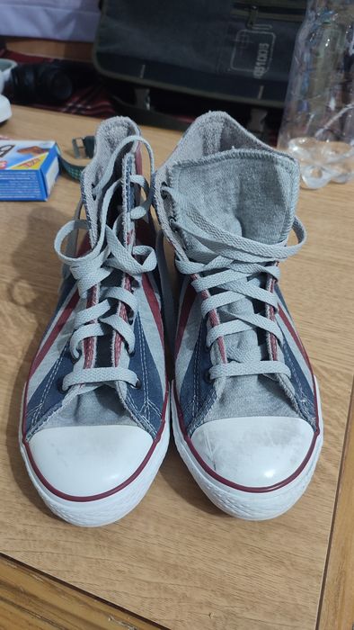 Vând teniși Converse