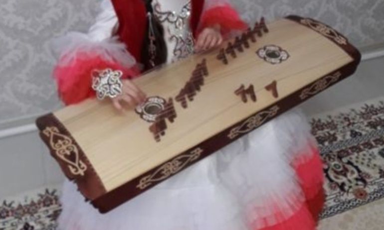 Қазақша көйлекпен жетіген сатылады
