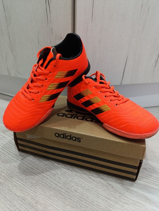 Продам детскую обувь для футбола